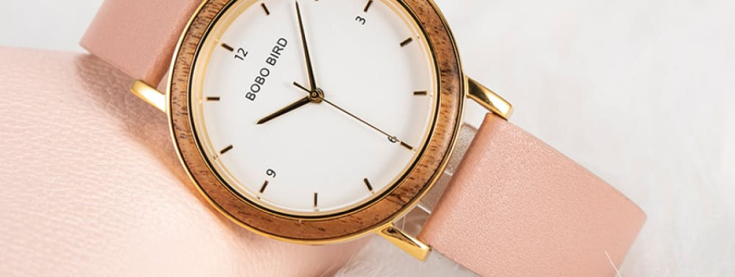 ساعة بوبو بيرد الخشبية – زهري فاتح: أناقة ناعمة ولمسة فاخرة لكل امرأة مميزة