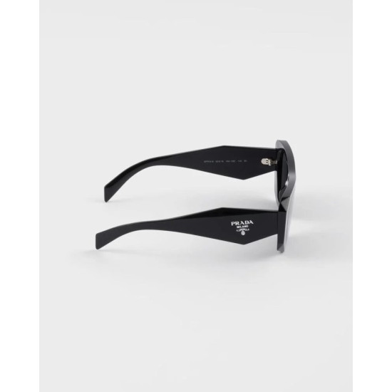 نظارة شمسية PRADA بتصميم عصري أنيق