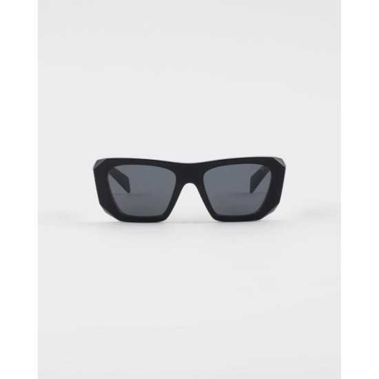 نظارة شمسية PRADA بتصميم عصري أنيق