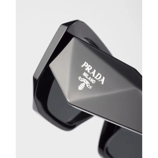 نظارة شمسية PRADA بتصميم عصري أنيق